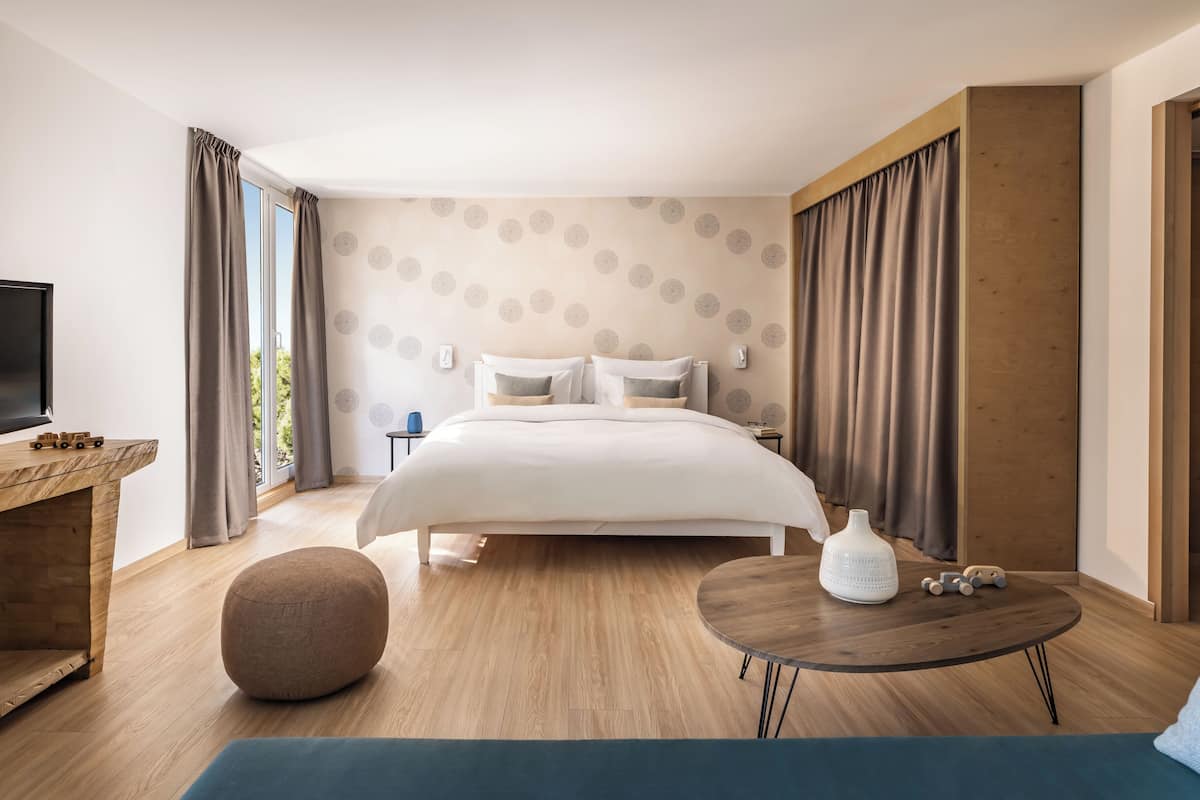 Standard Family Suite, 2 bedrooms | Minibar, in-room safe, desk, blackout curtains