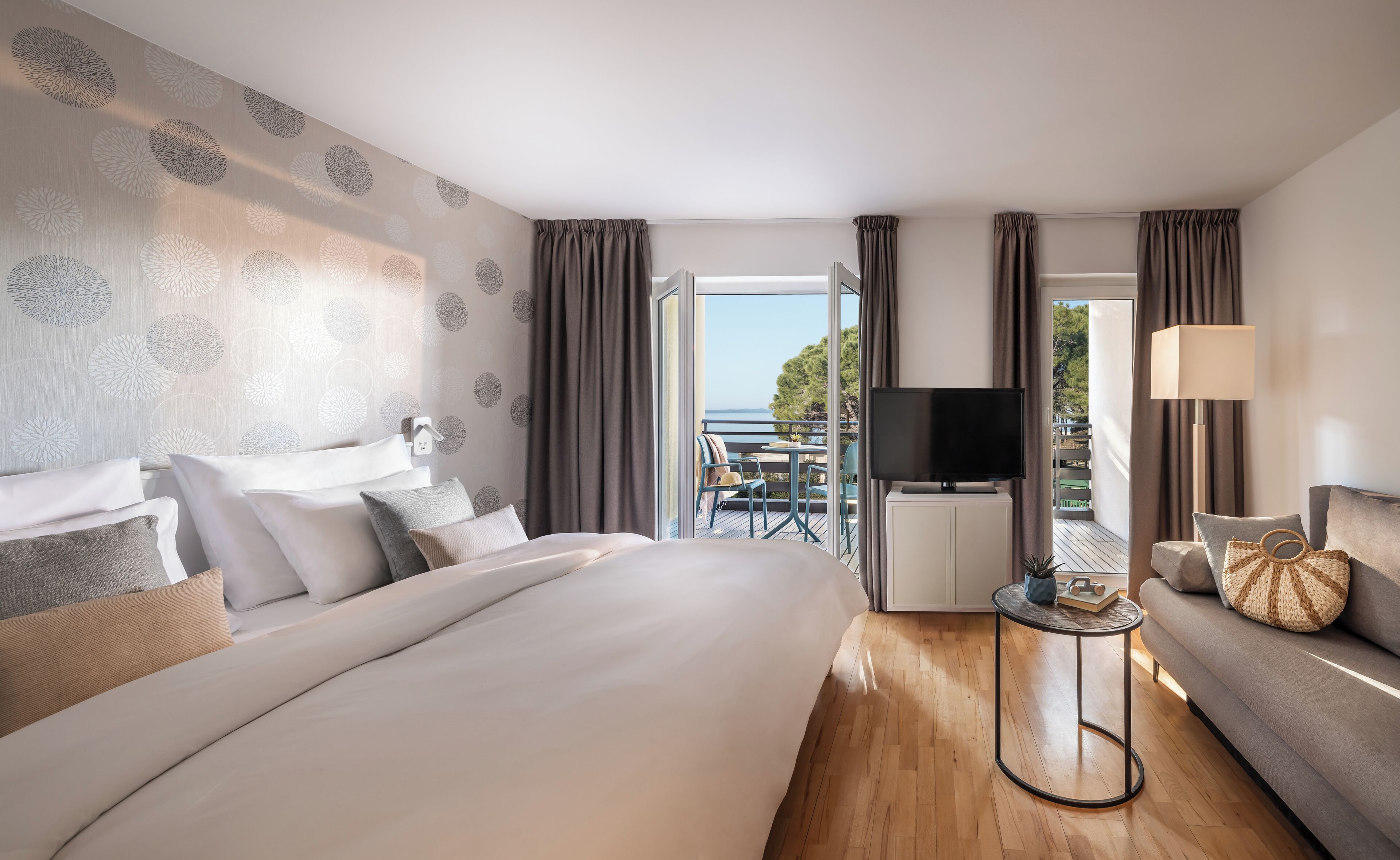 Family room, balcony, sea facing (Comfort) | Minibar, safe på rommet, skrivebord og blendingsgardiner