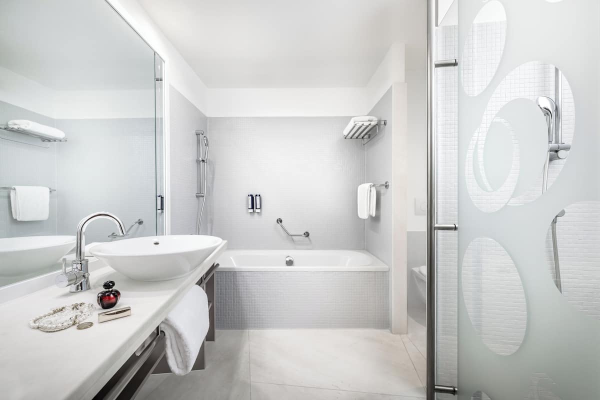 deluxe suite, 2 bedrooms, 2 bedrooms, 1 living room | bathroom | free toiletries, hair dryer, bathrobes, slippers