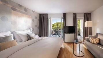 Family Room, Balcony | Minibar, in-room safe, desk, blackout drapes