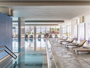Piscine extérieure (ouverte en saison), parasols de plage