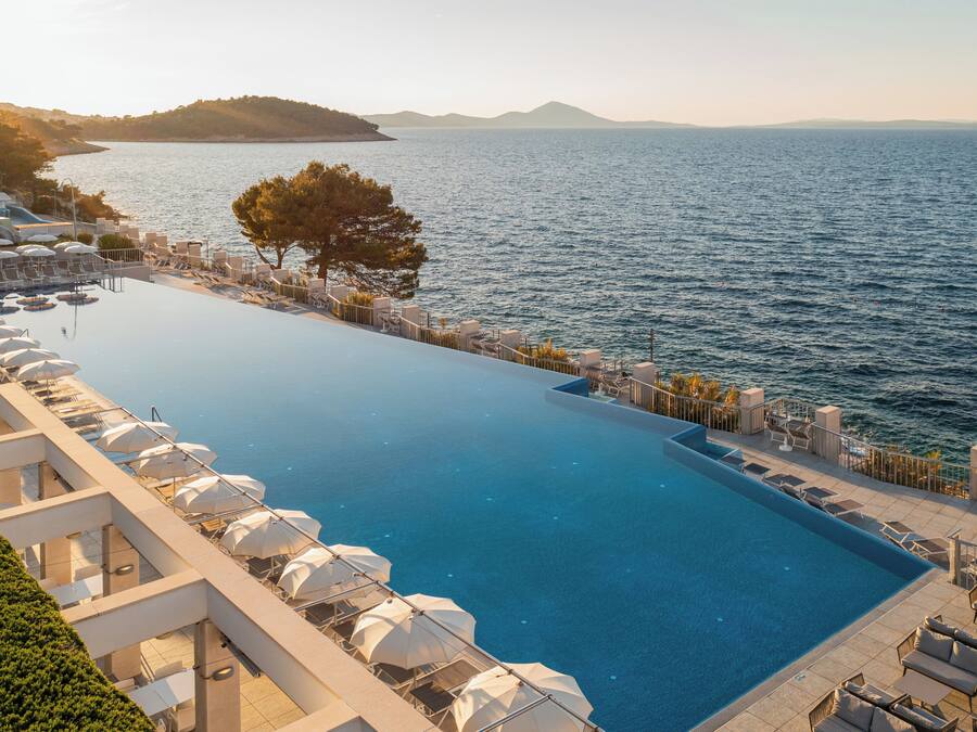 Piscina interna, 2 piscinas externas, espreguiçadeiras