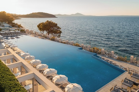 Indoor pool, 2 outdoor pools, sun loungers