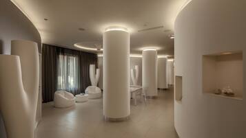 Un moderno vestíbulo de hotel con techos altos, grandes columnas blancas y un diseño minimalista.