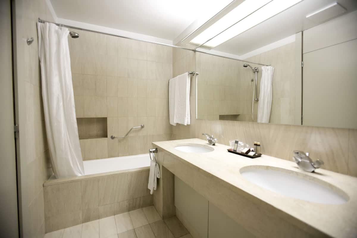 Minibar, coffres-forts dans les chambres, bureau, rideaux occultants