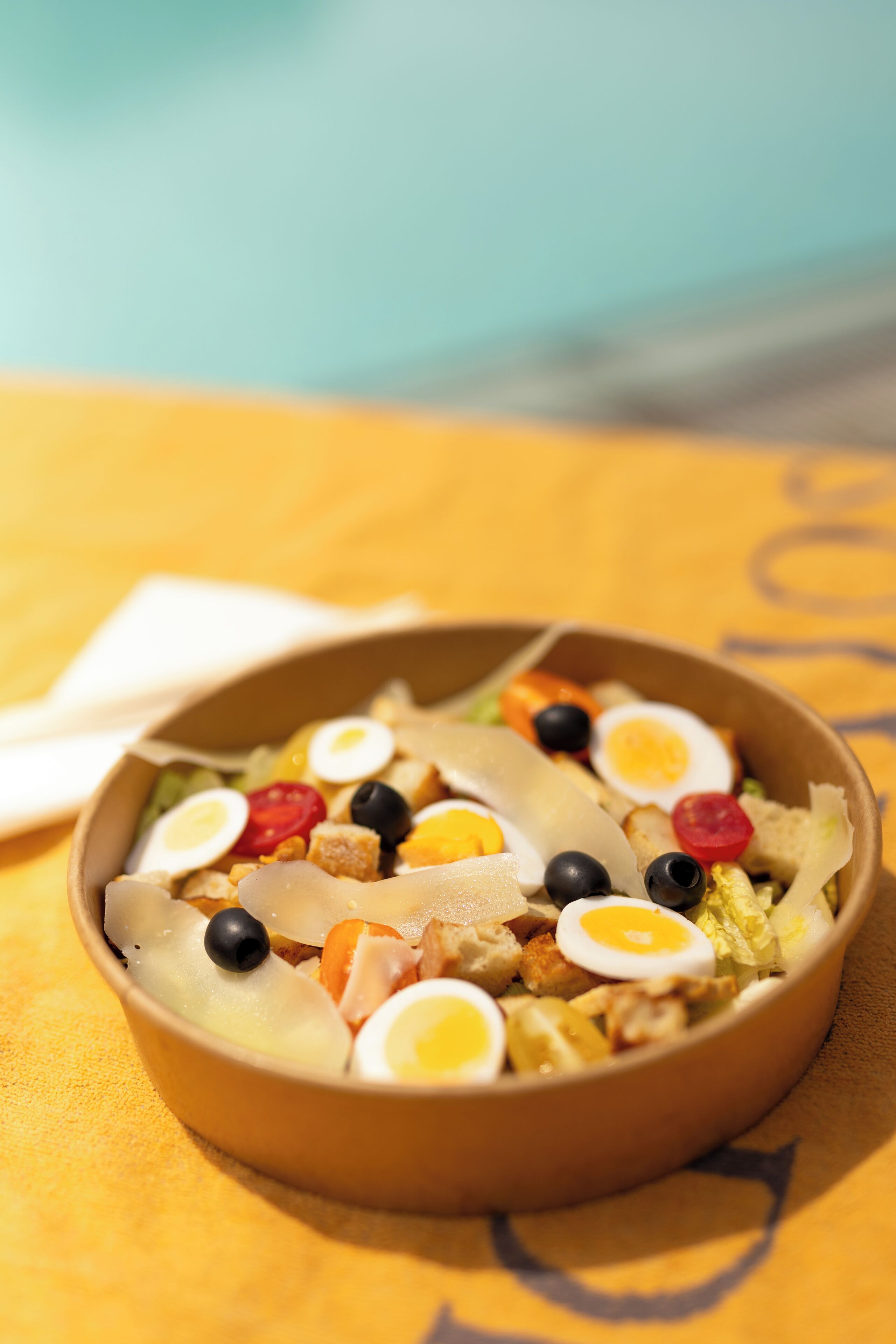 Un tazón de ensalada con diversos ingredientes.