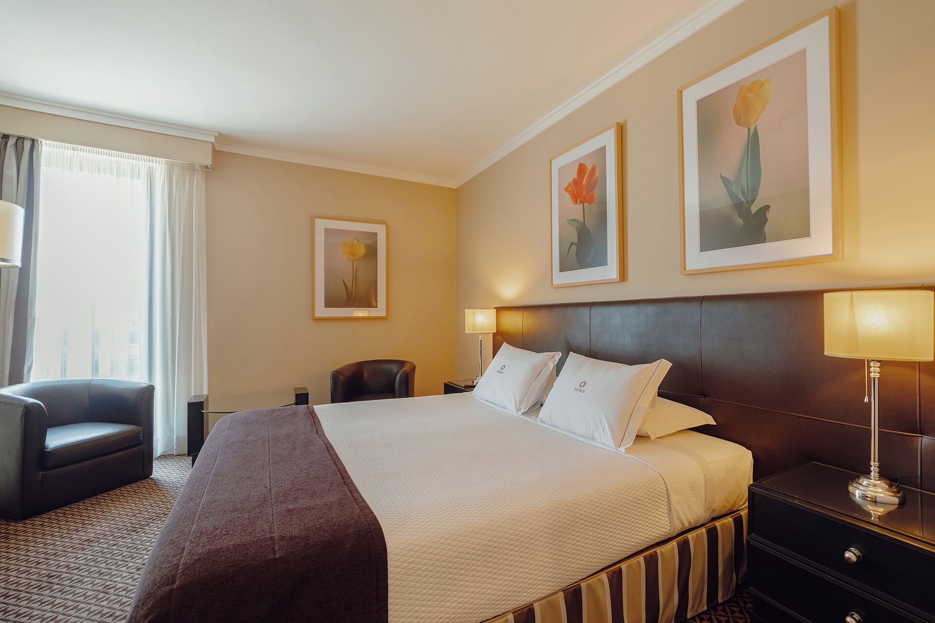 Dobbelt- eller tomannsrom – superior, sjøutsikt | Minibar, safe på rommet, skrivebord og blendingsgardiner