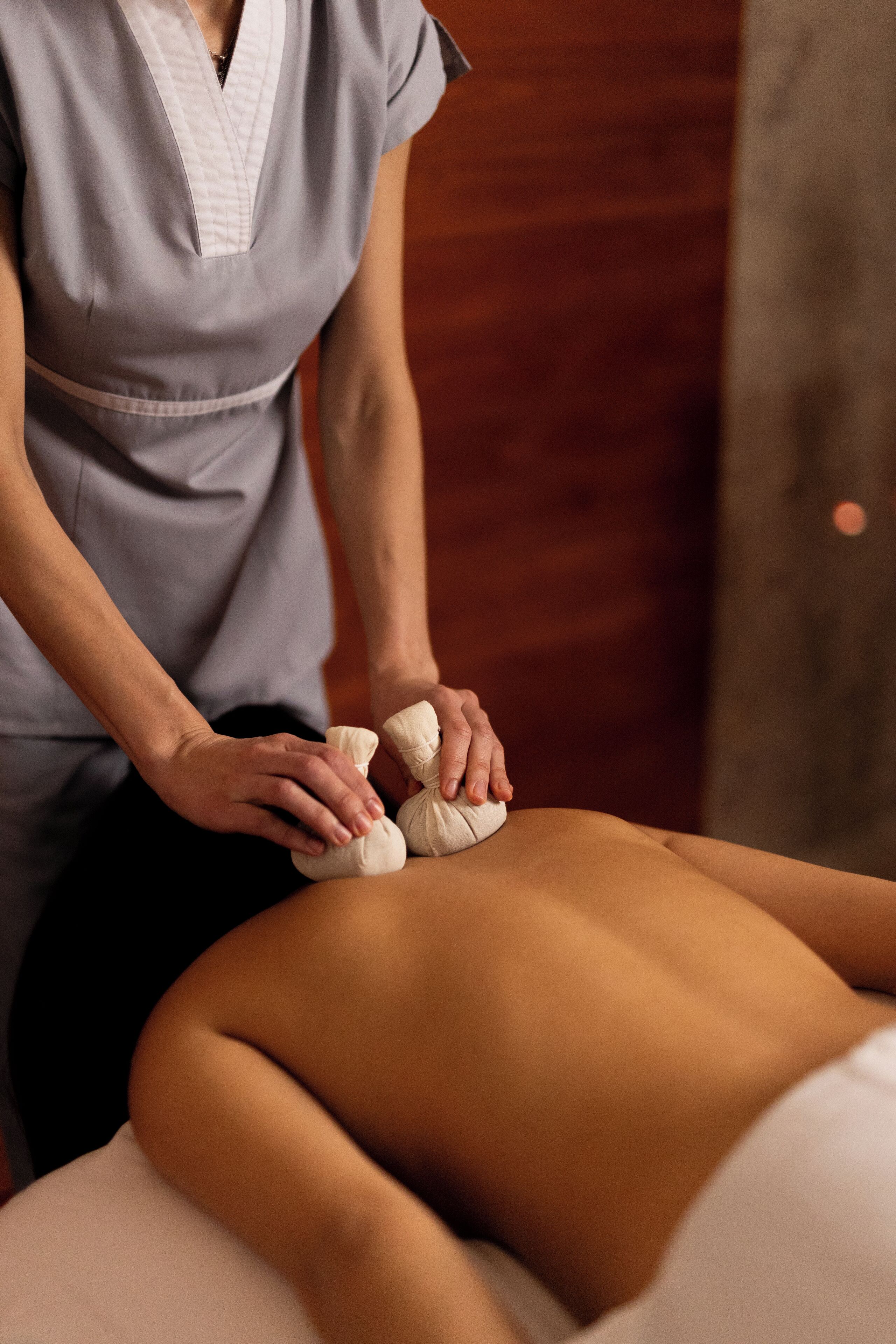 Sesión de masoterapia en curso: terapeuta aplicando una técnica en la espalda de un cliente.
