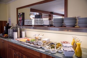 Free daily buffet breakfast - Hotel Hoffinger (Vienna)