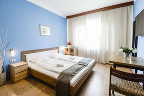 Suite – junior, 1 soverom, ikke-røyk, badekar | Skrivebord, blendingsgardiner og wi-fi (inkludert)