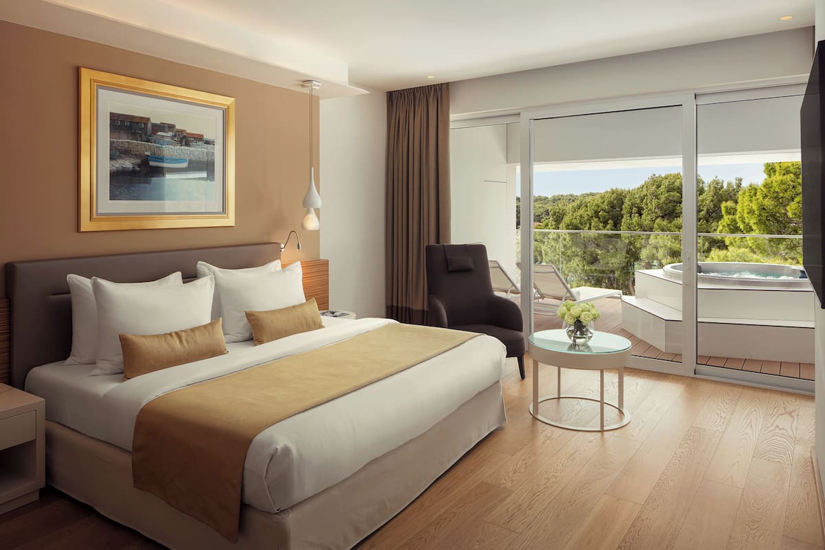 Executive Suite, Terrace | Minibar, in-room safe, desk, blackout drapes