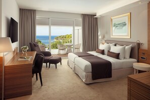 Premium Double Room with Balcony and Sea Side | Minibar, safe på rommet, skrivebord og blendingsgardiner