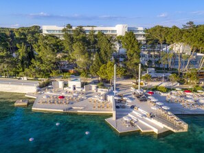 Private beach, sun loungers, beach umbrellas, motor boating - Hotel Bellevue (Mali Losinj)