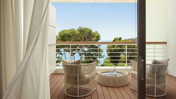 Bellevue Suite with Terrace | Minibar, in-room safe, desk, blackout drapes