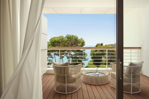 Bellevue Suite with Terrace | Minibar, värdeförvaringsskåp på rummet och skrivbord