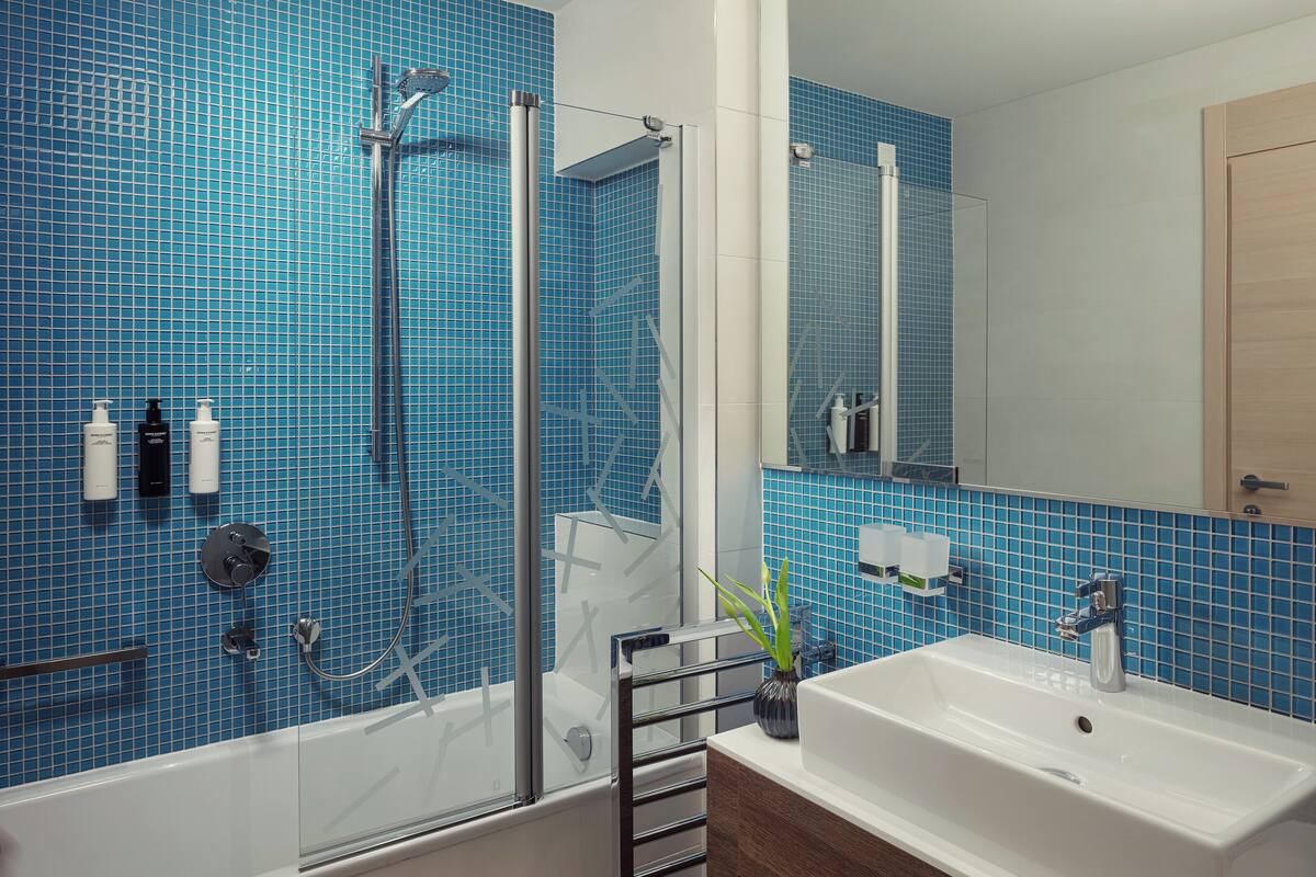 superior twin room, courtyard view | bathroom | hair dryer, slippers, towels