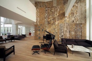 Coin salon dans le hall