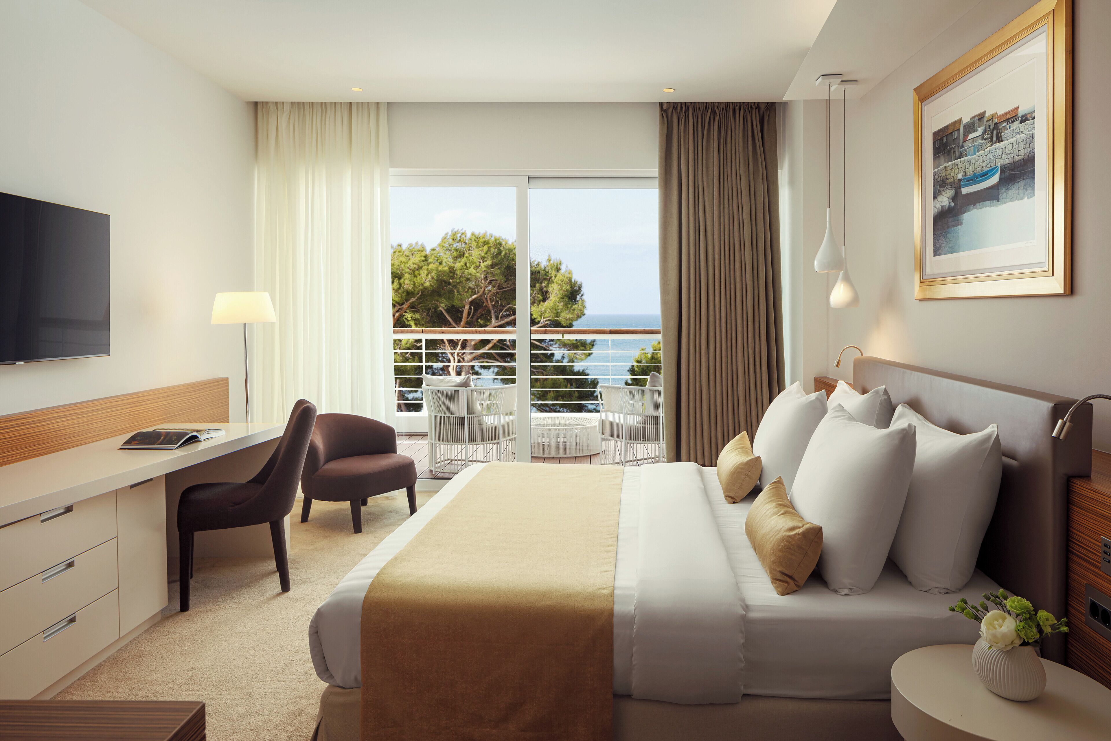 Bellevue Suite with Terrace | Minibar, cassaforte in camera, una scrivania, tende oscuranti