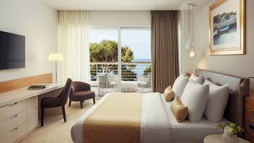 Bellevue Suite with Terrace | Bar mini, peti besi dalam bilik, meja, langsir/tirai gelap terus