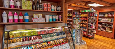 Een winkel met schappen vol verschillende producten, waaronder flessen en dozen.
