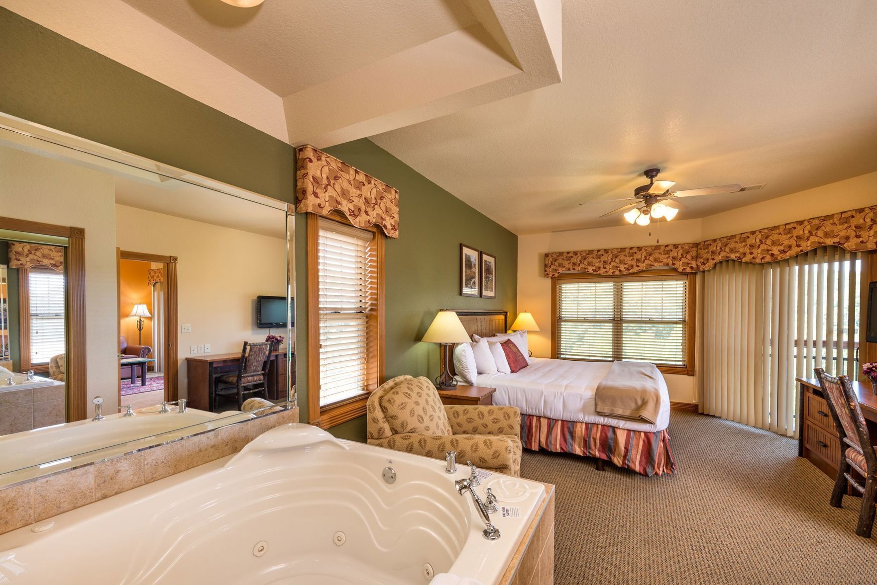 Sengetøy av topp kvalitet, safe på rommet og strykejern/-brett