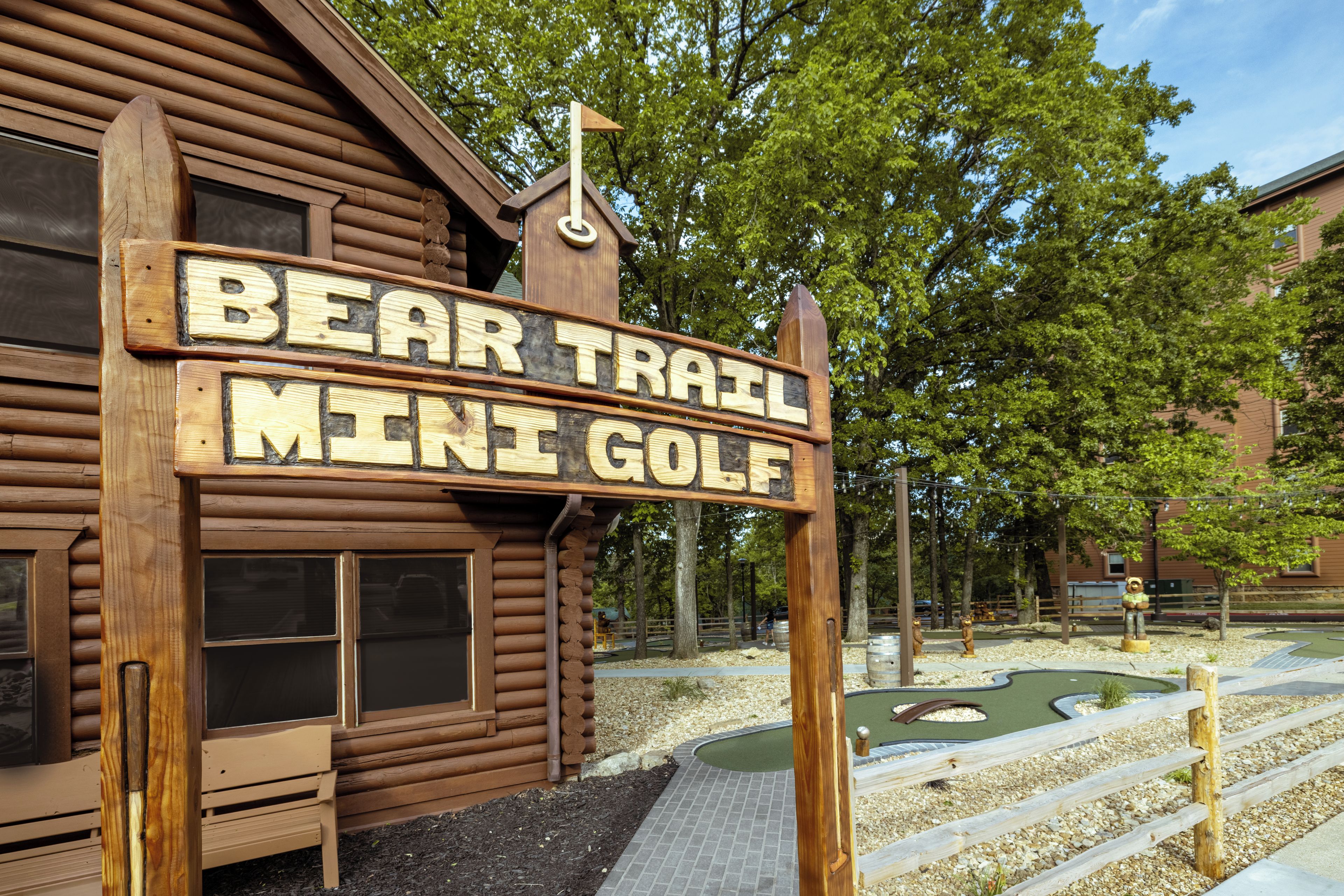 Un letrero de madera para Bear Trail Mini Golf.