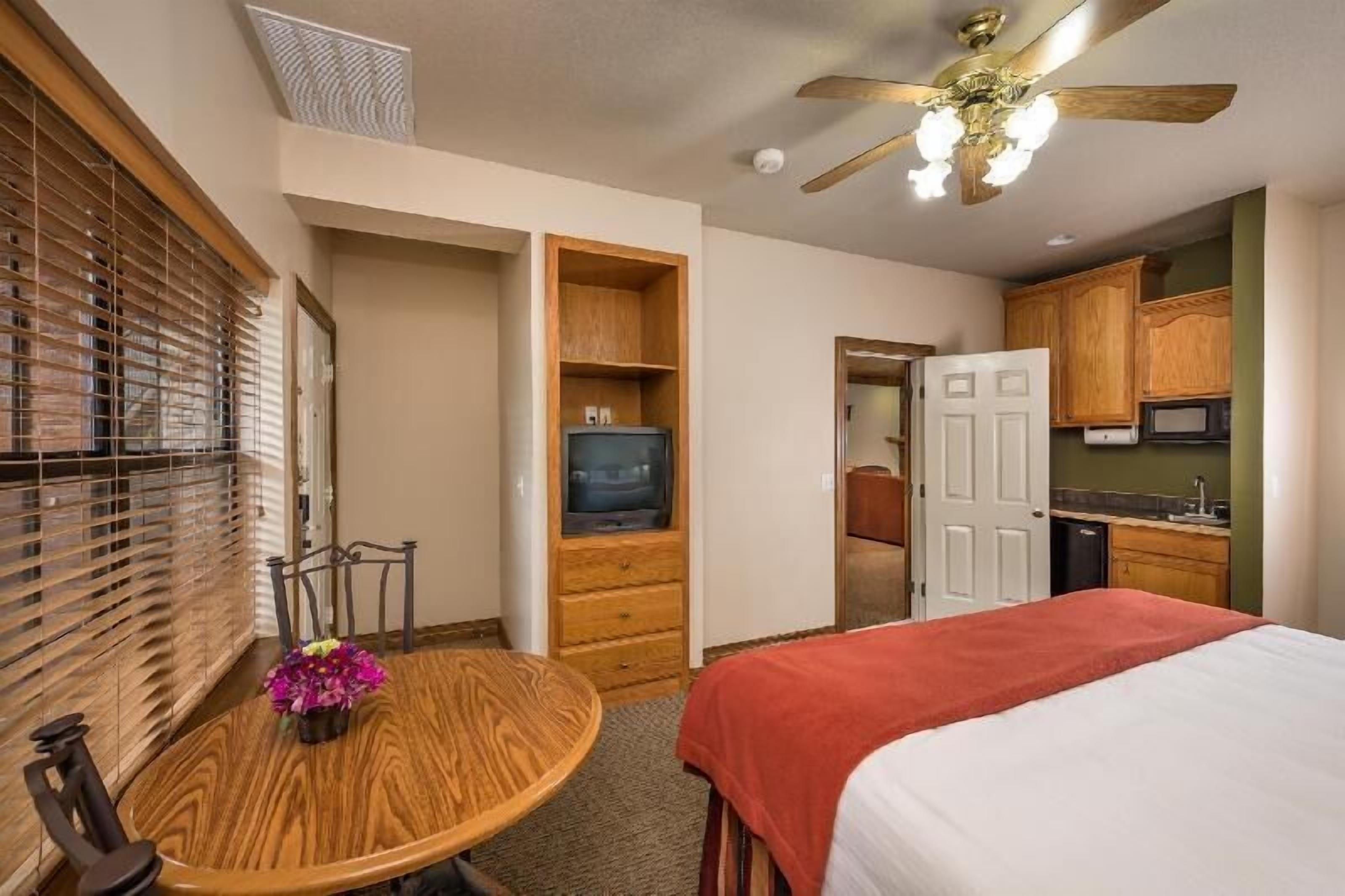 Sengetøy av topp kvalitet, safe på rommet og strykejern/-brett