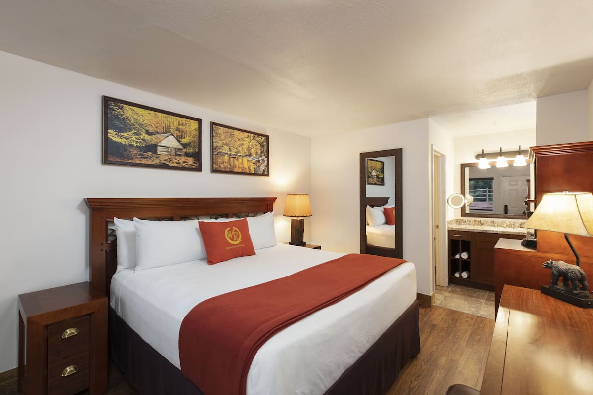 Traditionele kamer, 1 kingsize bed | Luxe beddengoed, een kluis op de kamer, een strijkplank/strijkijzer