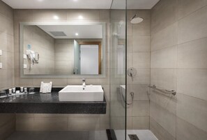 Douche, articles de toilette gratuits, sèche-cheveux, chaussons