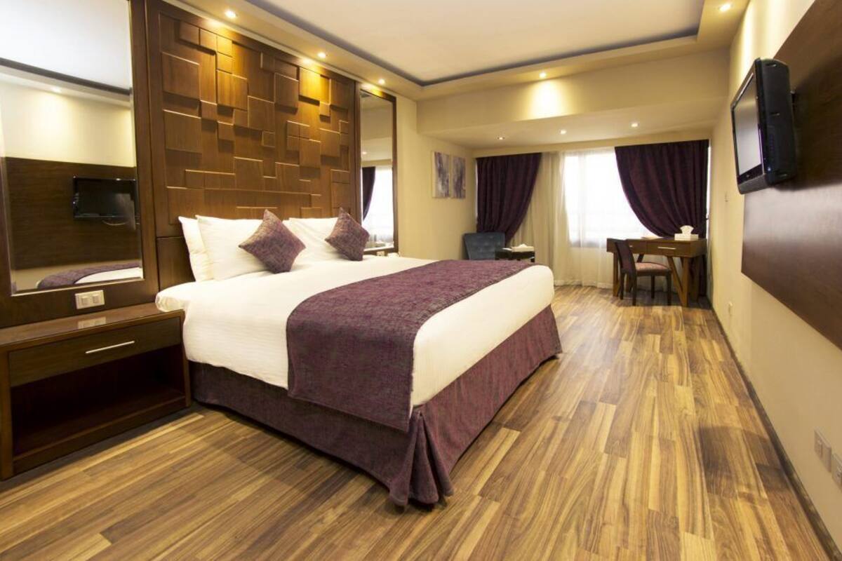 Minibar, in-room safe, blackout drapes, WiFi (free)