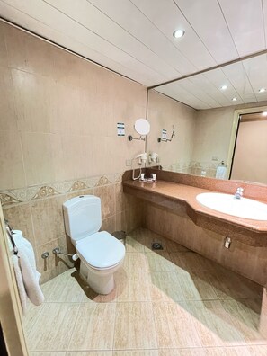 Economy-Doppelzimmer | Badezimmer