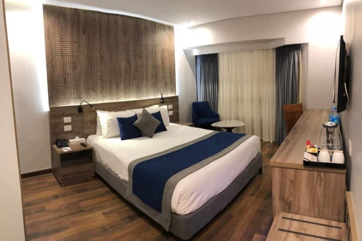 Minibar, in-room safe, blackout drapes, WiFi (free)