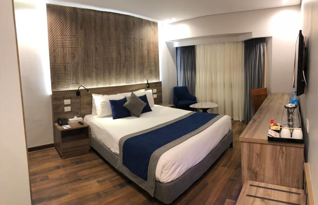 Minibar, in-room safe, blackout drapes, WiFi (free)
