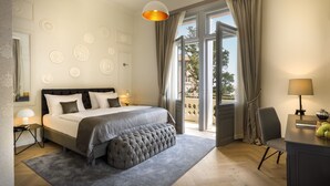 Un dormitorio moderno con una cama grande, un escritorio y vistas al exterior.