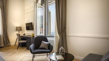 Imperial Seaside Room with extra bed | 1 chambre, minibar, coffres-forts dans les chambres, bureau