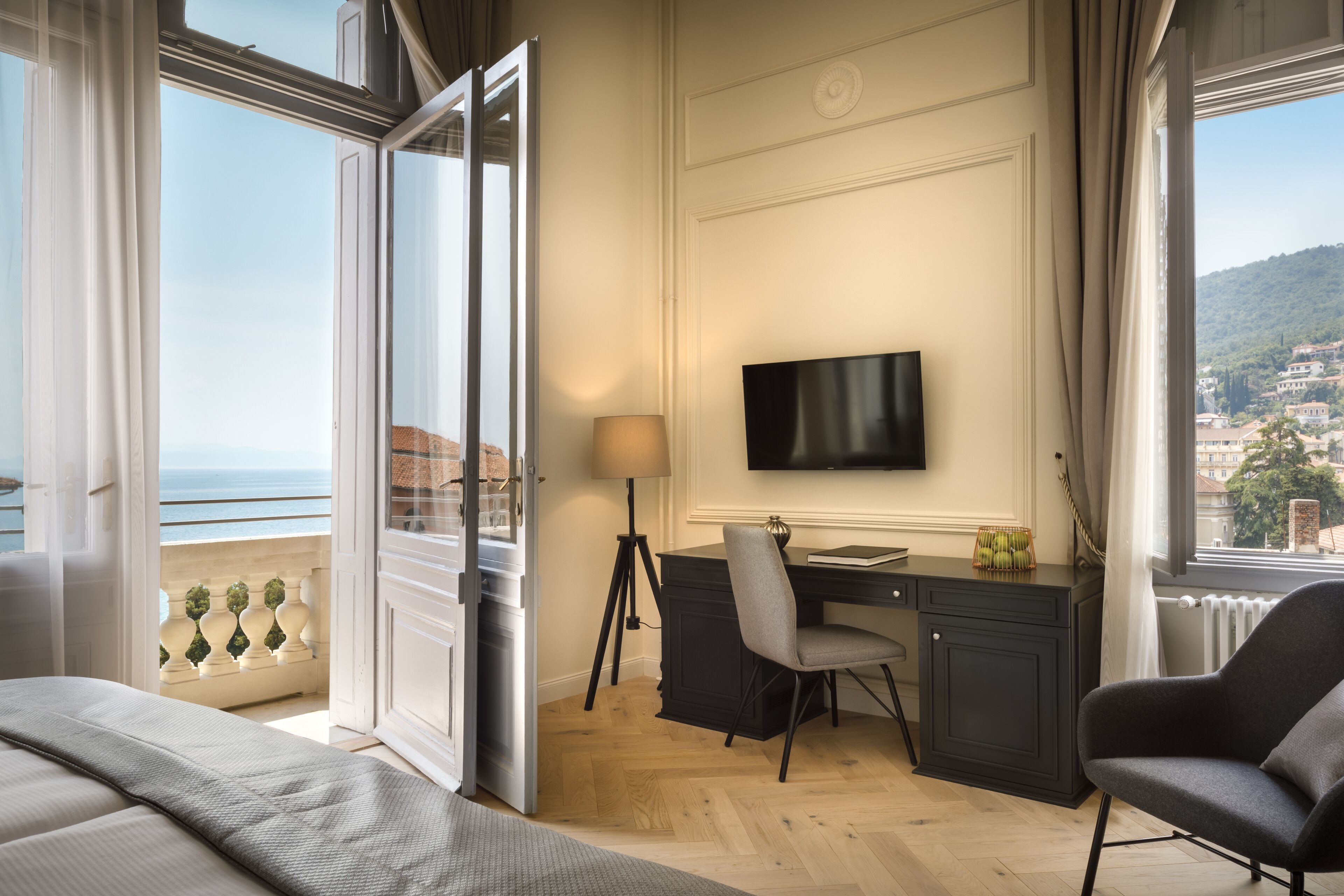 Imperial Seaside Room with extra bed | 1 多间卧室、迷你吧、客房内保险箱、办公桌