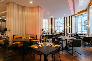 Se ofrece un desayuno bufé todos los días (29 EUR por persona)