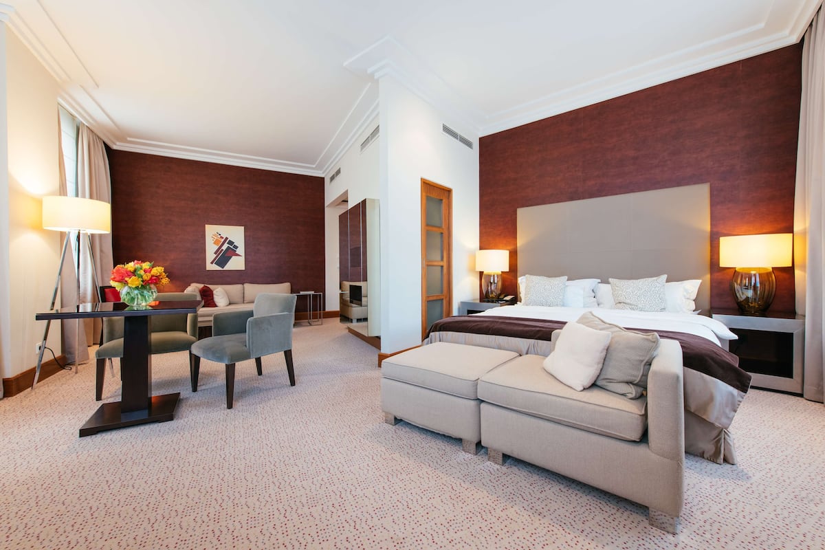 Premium bedding, pillow-top beds, minibar, in-room safe