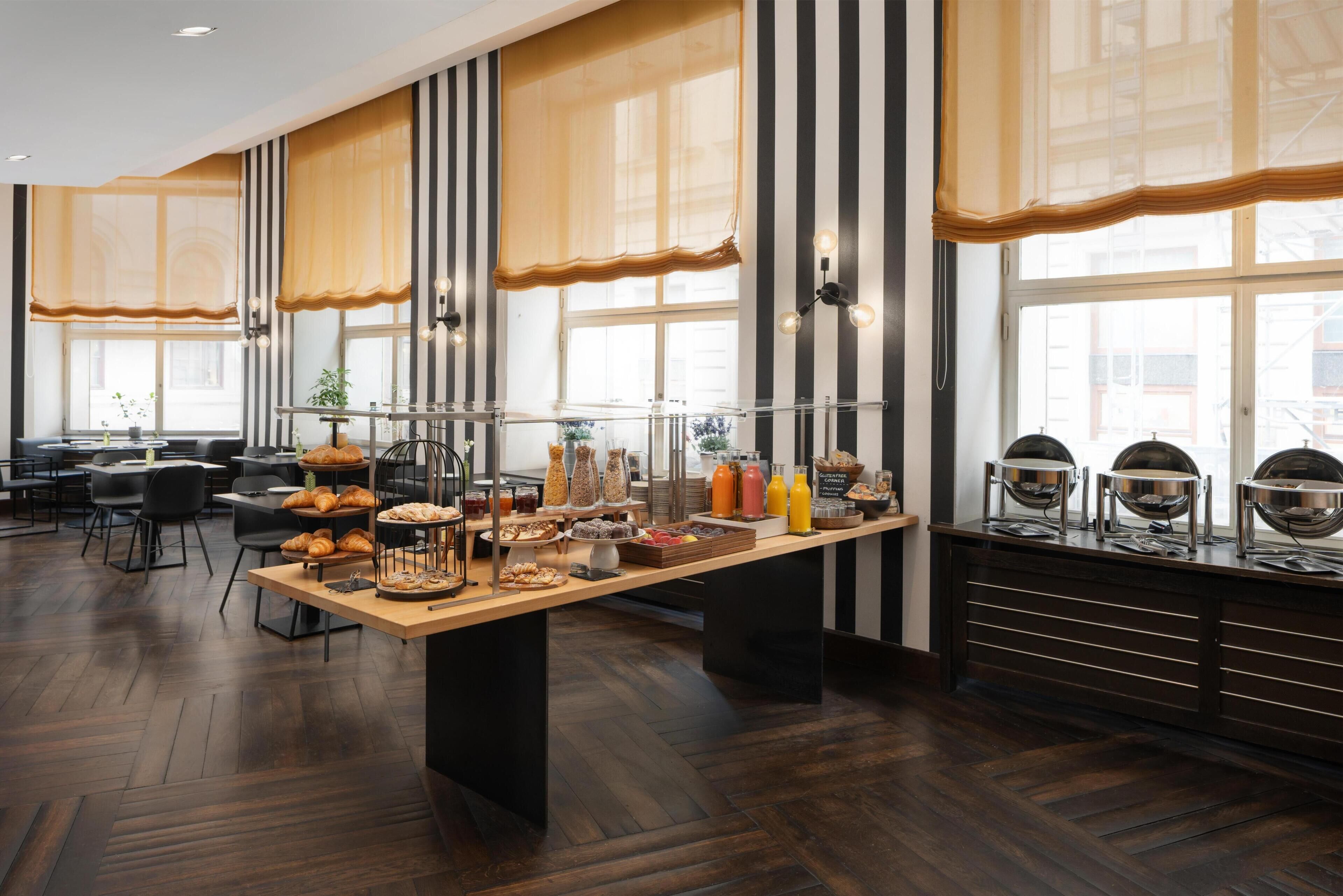 Café da manhã com buffet diário (EUR 29 por pessoa) 