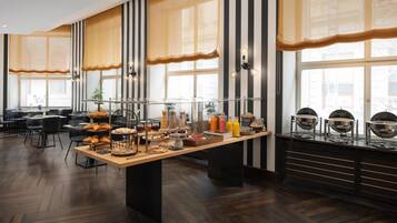 Café da manhã com buffet diário (EUR 29 por pessoa)