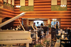 2 restaurants, international cuisine