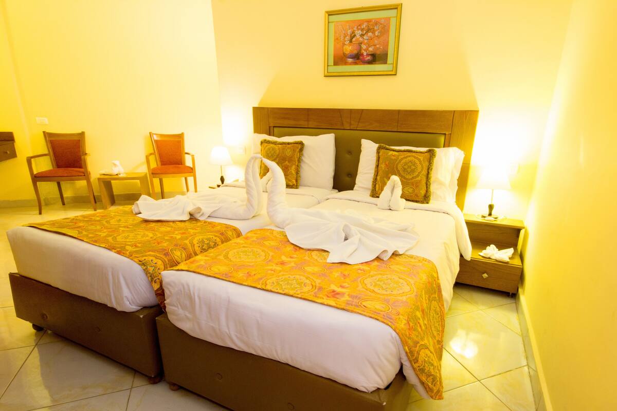 Ropa de cama de alta calidad y minibar 