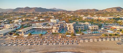 Plage, chaises longues, parasols, beach-volley