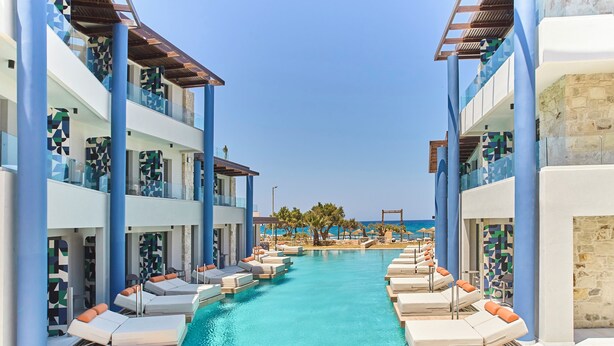 A pool area with lounge chairs and a clear view of the sea. - Paralos Kosta Alímia (Hersonissos)