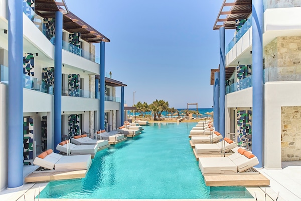 Innendørsbasseng,2 utendørsbassenger, bassengparasoller og solsenger