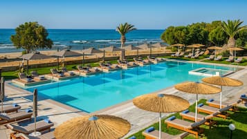 Una piscina techada, 2 piscinas al aire libre, sombrillas