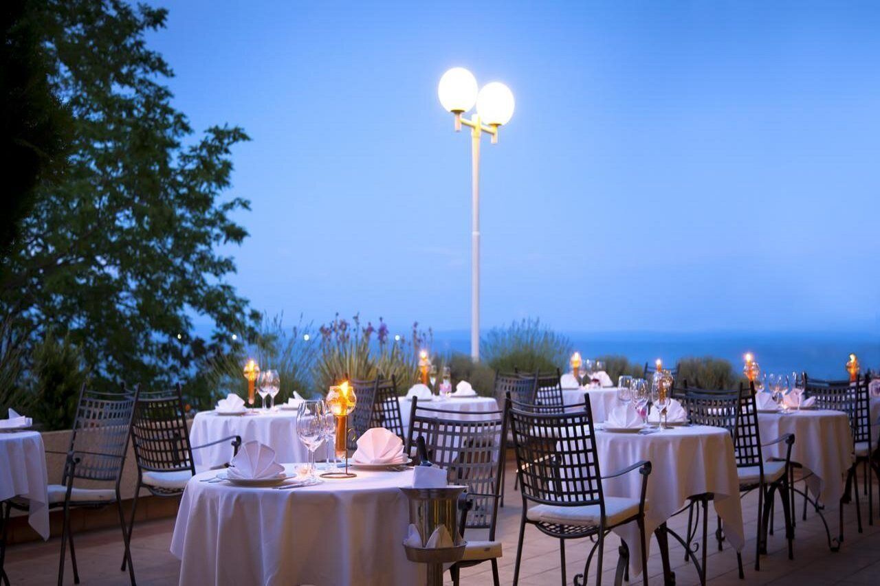 Lunch, dinner served; local cuisine, sea views 