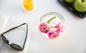 Serviço de almoço e jantar; culinária local, vistas para o mar