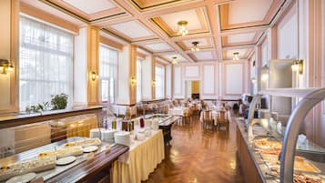 Serveert lunch, diner, lokale gerechten, zeezicht 