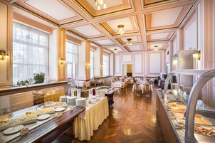 Se sirven almuerzos y cenas; cocina local; con vista al mar